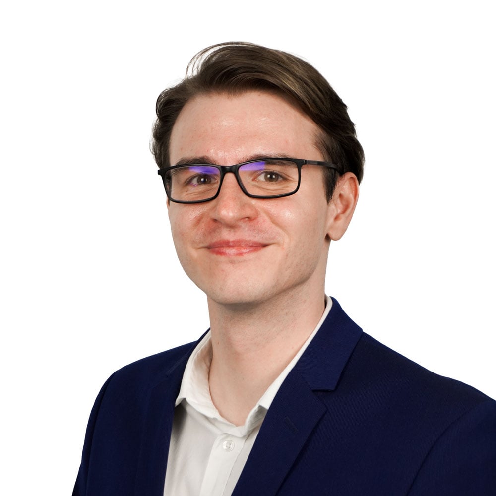 Miroslav Jevtic vor weißem Hintergrund