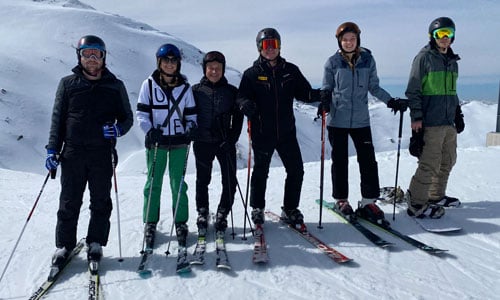 Gruppenfoto auf einem Gipfel im Schnee 