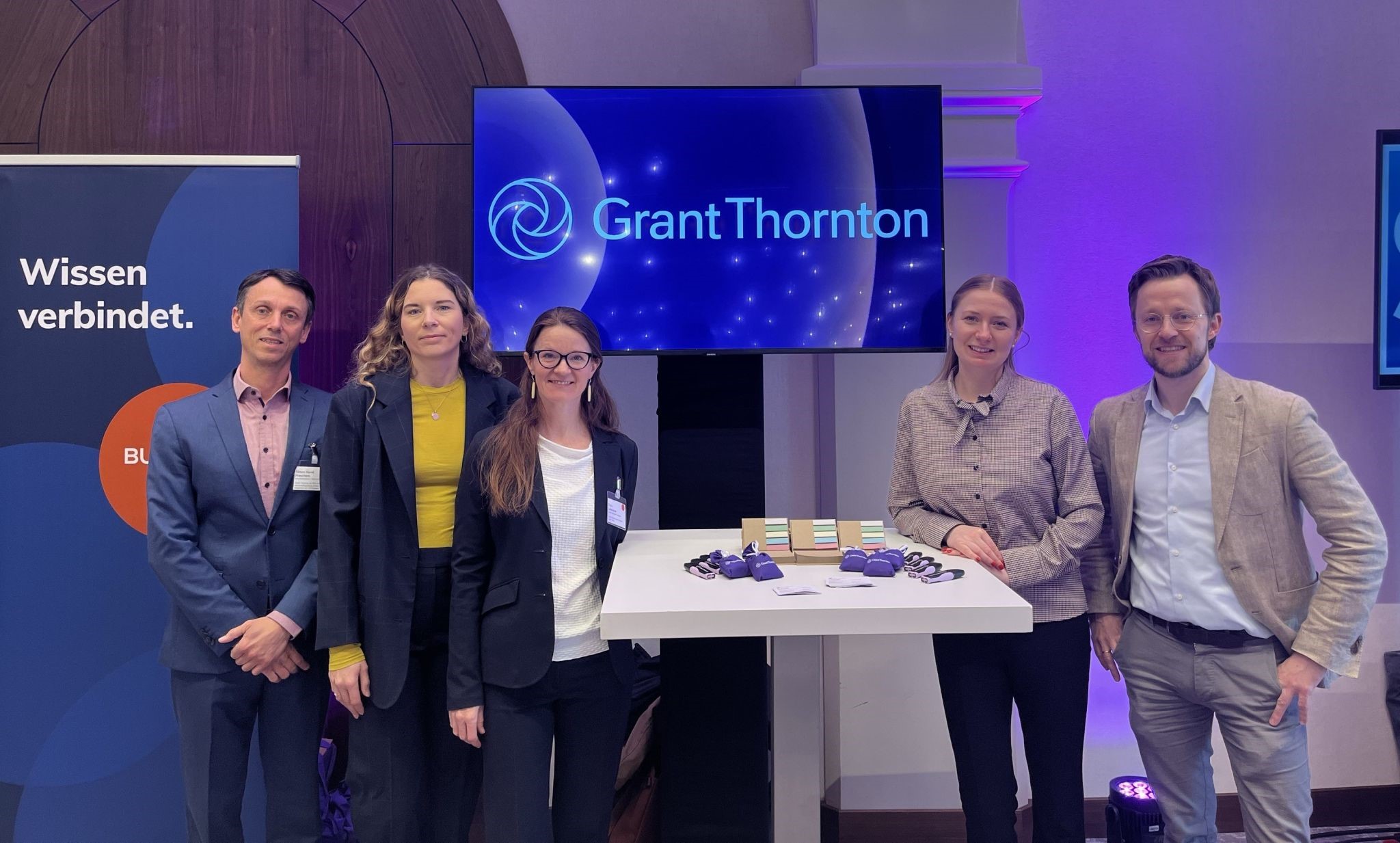 Gruppenfoto Sustainability Summit 2025. Von links nach rechts zu sehen sind Simon Preschern, Lola-Charlotte Wenger, Doris Lohwasser, Sandra Zechmeister und Timo Gossler