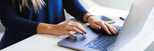 Tippen auf Laptop Tastatur