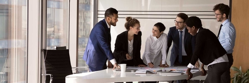 Kollegen bei Besprechungstisch