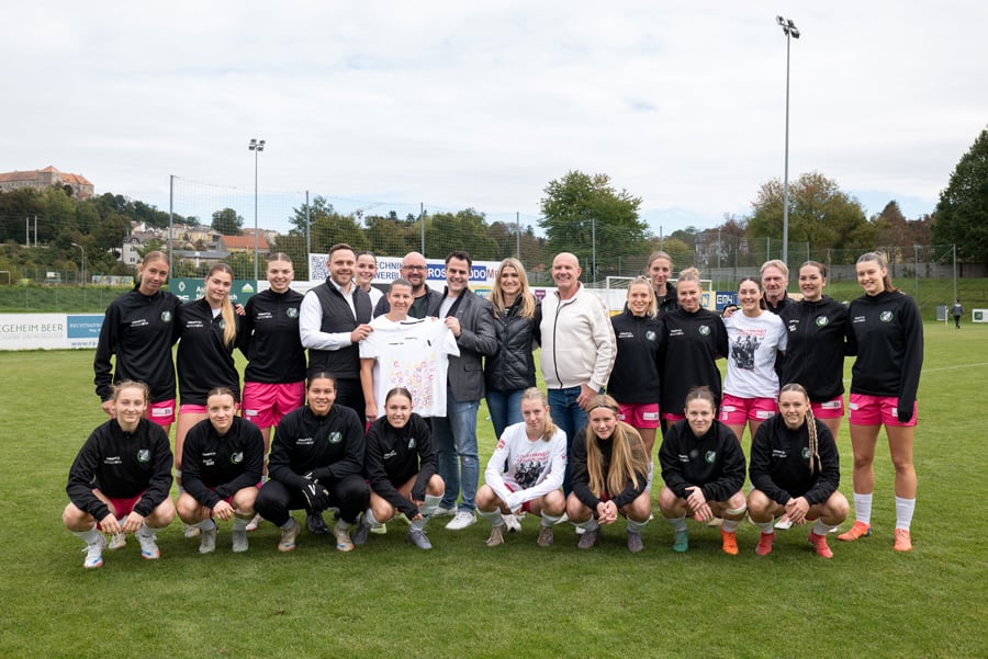 Die USVN-Damen mit dem von Joanna Kovatsits gestalteten Trikot und (v.l.n.r.) Raphael Holzinger (Grant Thornton), Gregor Csaicsich (Sportkunst.inclusive), Christoph Schmidl (Grant Thornton), Julia DiFranco (Grant Thornton), Thomas Wirnsberger (Obmann SV Neulengbach) und Andreas Ogris (Cheftrainer SV Neulengbach).