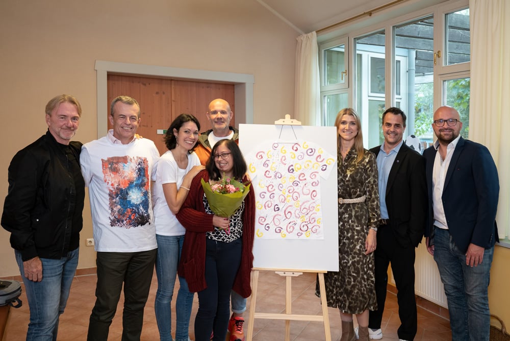 V.l.n.r.: Bei der feierlichen Prämierung des Siegerentwurfs: Christoph Zimmel (Grant Thornton), Petra Lehner (Dorfgemeinschaften Wienerwald), Joanna Kovatsits (Künstlerin, Dorfgemeinschaften Wienerwald), Thomas Wirnsberger (Obmann SV Neulengbach), Julia DiFranco (Grant Thornton), Christoph Schmidl (Grant Thornton), Andreas Ogris (Cheftrainer SV Neulengbach).