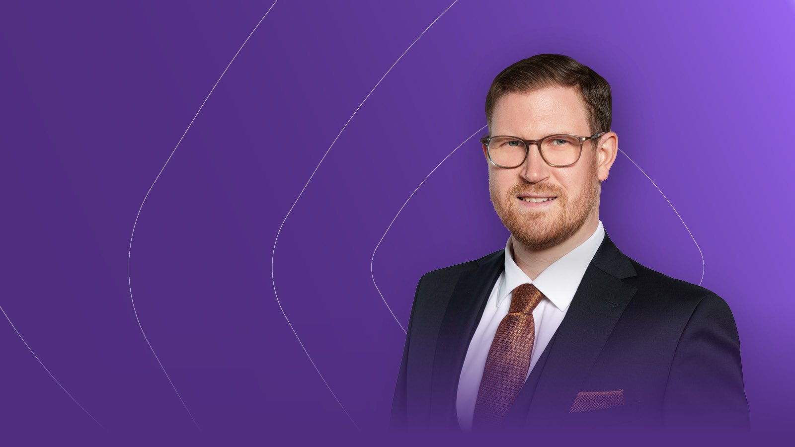 Christian Reischl vor lila Hintergrund mit wei&szlig;en Keylines