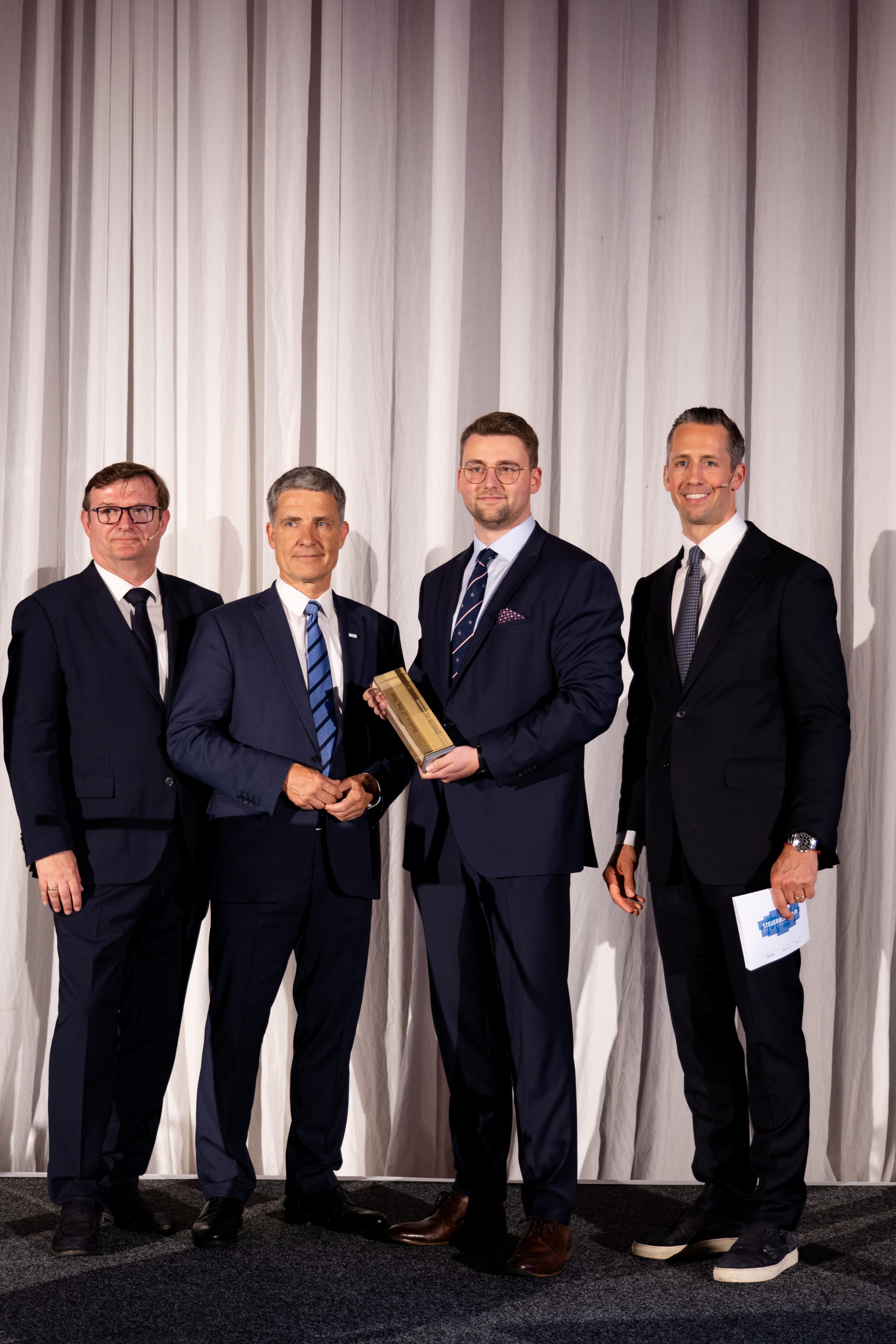 Leon Schwarz, Steuerberater, Grant Thornton Austria, erhält den Award "Rookie of the Year"