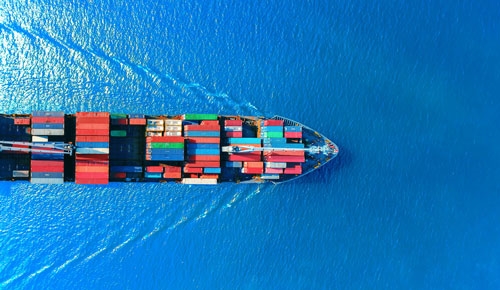 Containerschiff von oben auf dem Meer