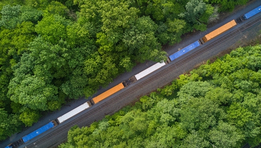 Containerzug von Oben im Wald