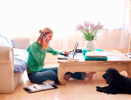 Mujer teletrabajando