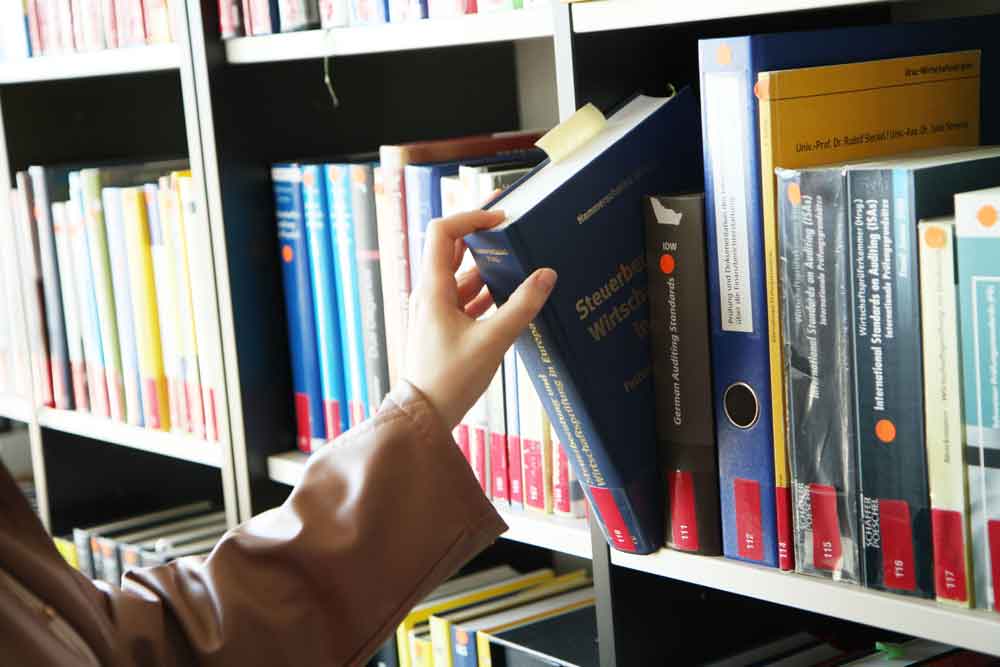 Bücherregal